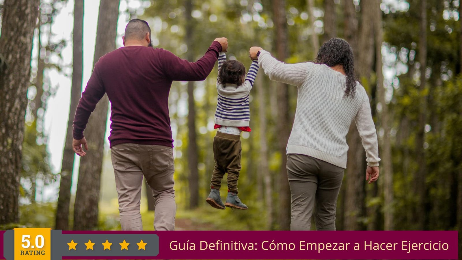 alt="Padres llevan alsados de los brasos a su bebe mientras caminan por el bosque"