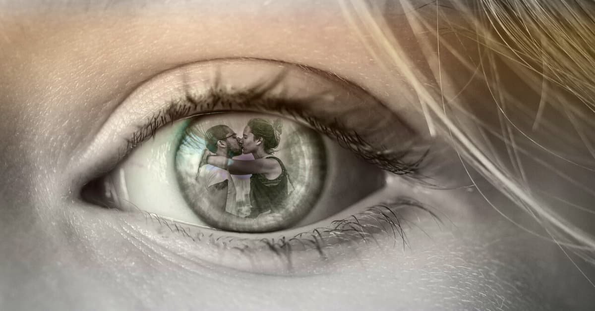 alt=" El Ojo de una niña mirando fijamente, en su interior se puede ver el reflejo de como el papa maltrata a su mama"