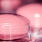 alt="Pastillas rosadas en su empaque original, brillantes a trabes del plastico"