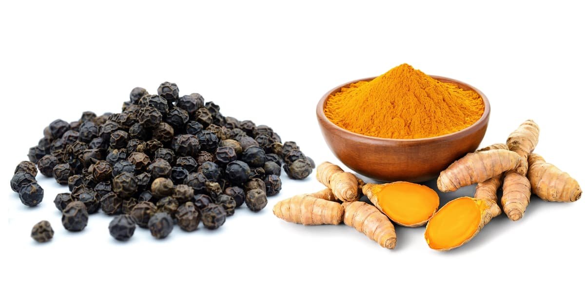 alt="cúrcuma en polvo y en raiz al lado de Pimienta negra, fondo blanco"