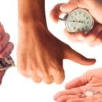 alt="Cuatro manos una señalando en forma de desaprovacion, otra con un reloj en la palma de la mano, la otra con dinero y la otra abierta recibiendo, todas entrelasadas"