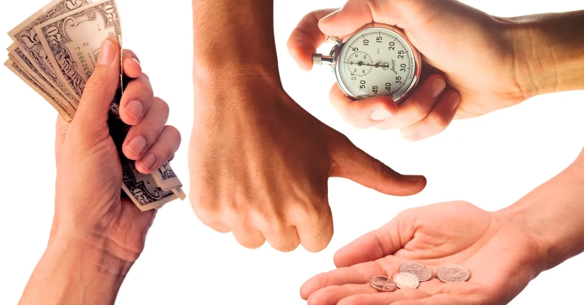 alt="Cuatro manos una señalando en forma de desaprovacion, otra con un reloj en la palma de la mano, la otra con dinero y la otra abierta recibiendo, todas entrelasadas"