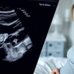 Alt="iFoto dividida en dos, de un lado se ve el ultrasonido de un bebe, del otro el rstro de una madre preocupada"