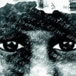 alt="en el centro de laimagen a parece la cara de un niño de rasgos Indu, ojos grandes expresivos, todo a blanco y negro con formas de papel rasgado y pintada a carbon de lapiz"