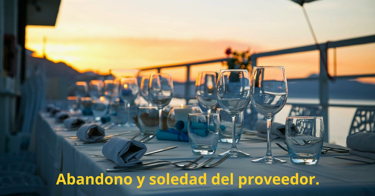 Alt="Mesa lujosa cervida con copas, platos, cuchillos y tenedores, todo super elegante, en una terraza al atardecer