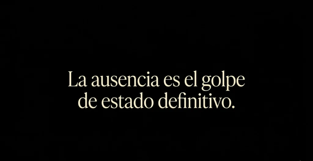 Alt="Texto minimalista en tipografía serif color marfil sobre fondo negro absoluto con la frase: La ausencia es el golpe de estado definitivo."