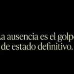 Alt="Texto minimalista en tipografía serif color marfil sobre fondo negro absoluto con la frase: La ausencia es el golpe de estado definitivo."