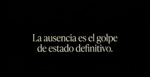 Alt="Texto minimalista en tipografía serif color marfil sobre fondo negro absoluto con la frase: La ausencia es el golpe de estado definitivo."